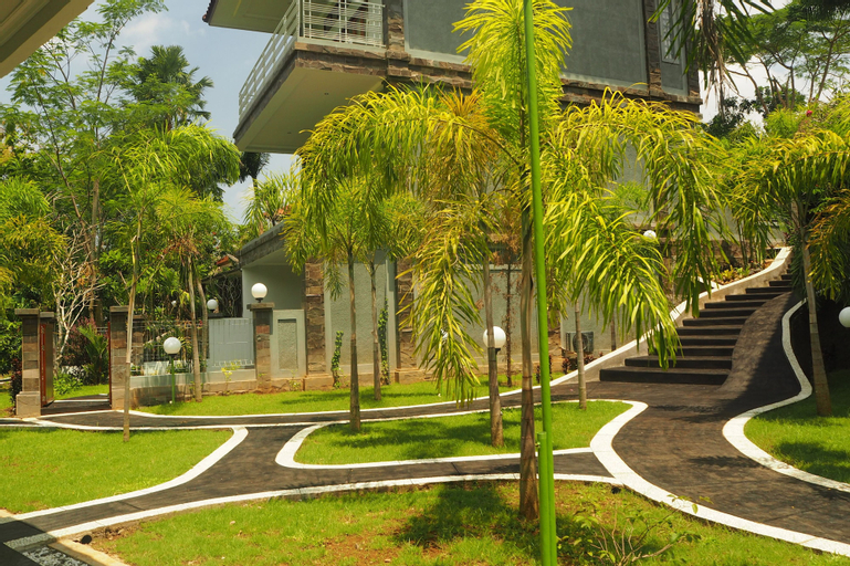 Exterior & Views 30