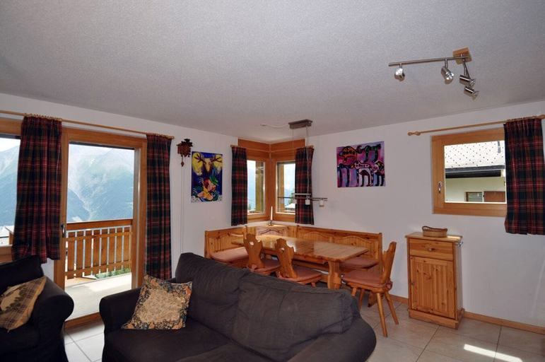 Living room 4, Camelot 3, Raron