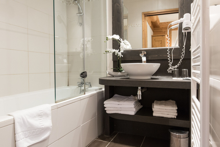 Bathroom 4, Hôtel Club le Crêt, Haute-Savoie