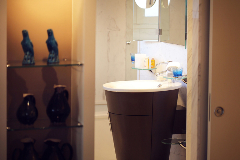 Bathroom 4, Hotel Cambon, Paris