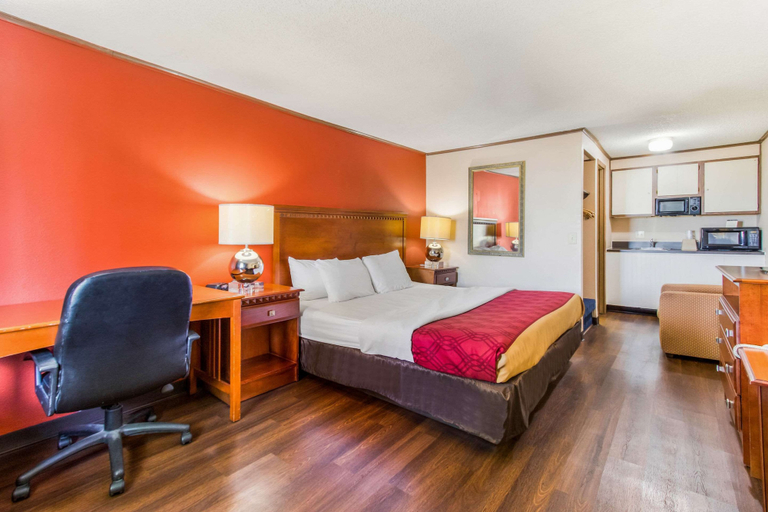 Bedroom 2, Econo Lodge Norwalk, Huron