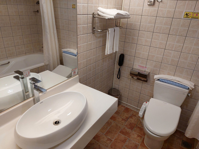 Bathroom 5, Yomi Hotel - MRT Shuanglian Station, Taipei City