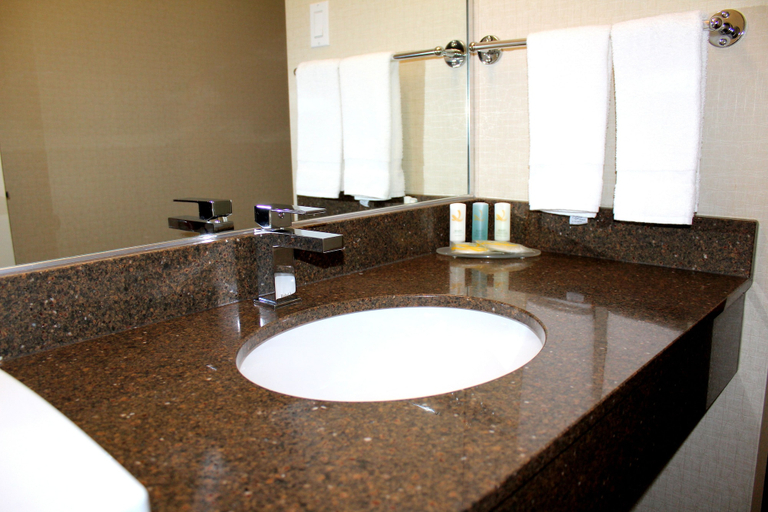 Bathroom 4, Quality Inn Mont-Laurier, Antoine-Labelle