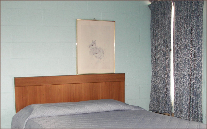 Bedroom 2, Holiday Host Motel, Sutton