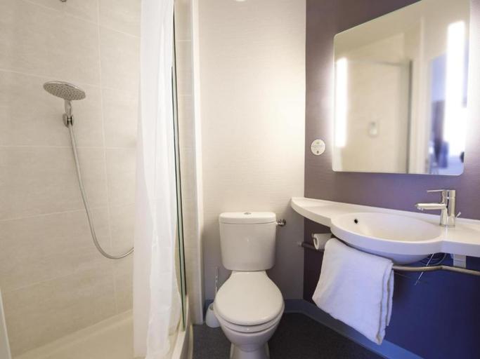 Bathroom 4, B&B HOTEL Clermont-Ferrand Gerzat 1, Puy-de-Dôme