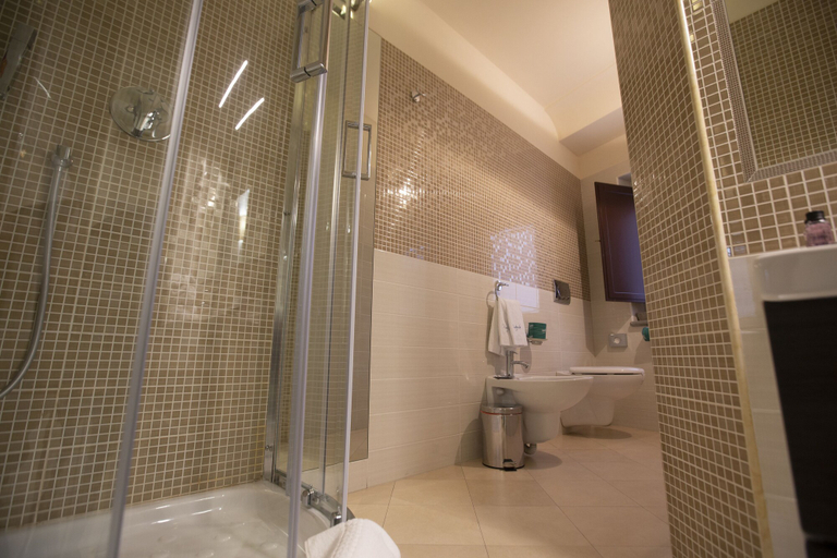 Bathroom 5, Portercole, Vibo Valentia