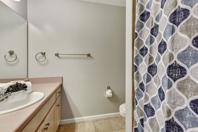 Bathroom 3, Seashells on Seashore by Book That Condo, Bay