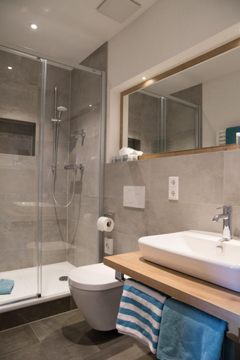 Bathroom 4, Hotel Bauer garni, Ingolstadt