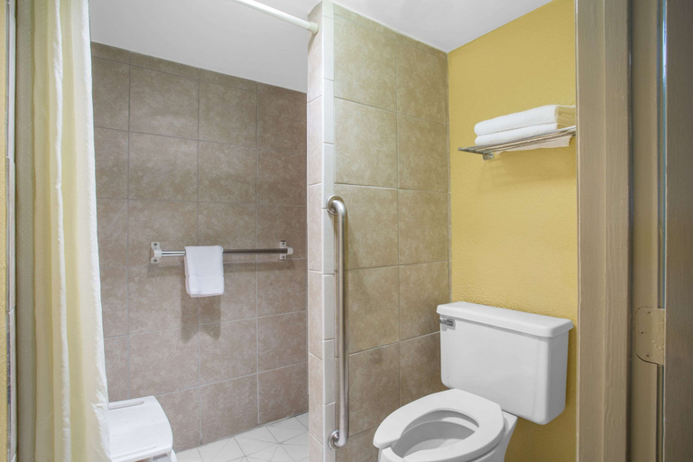 Bathroom 4, Super 8 by Wyndham Dunn, Harnett