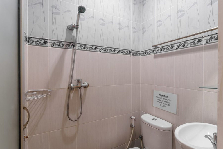 Bathroom 3, RedDoorz @ Jalan Jenderal Sudirman Palembang 2, Palembang