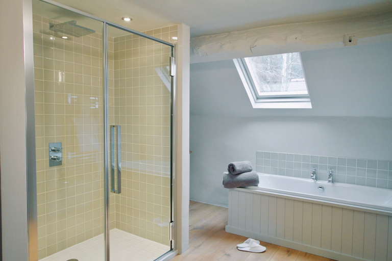 Bathroom 3, The Old Stores, Powys