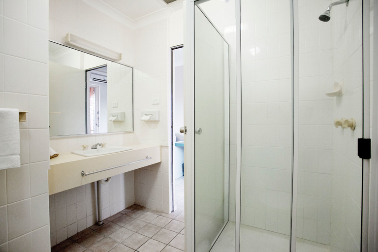 Bathroom 5, Vale Hotel, Aitkenvale