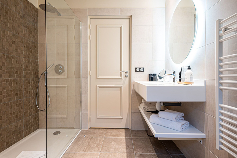 Bathroom 5, L'Invitation au Voyage, Calvados
