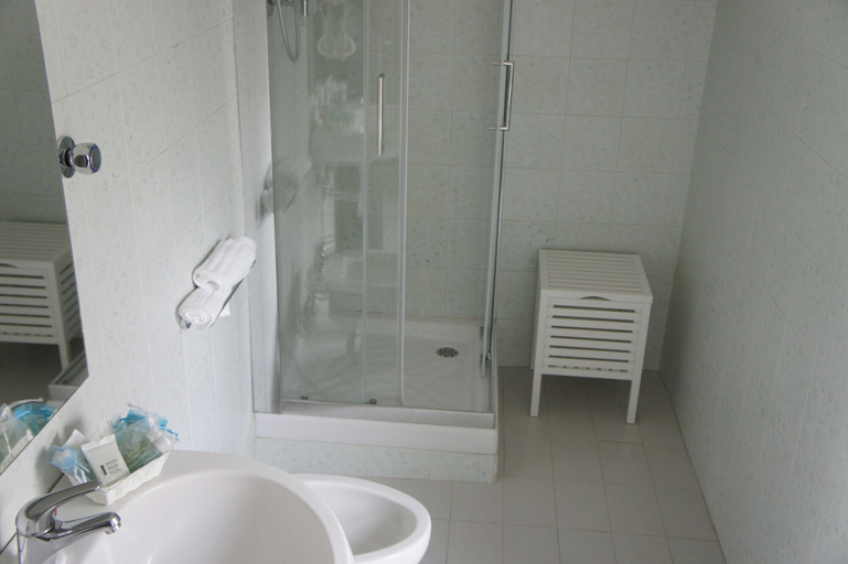 Bathroom 4, Albergo D'Onofrio, Benevento