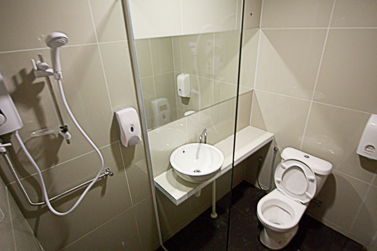 Bathroom 5, Place2Stay Business Hotel - Waterfront, Kuching
