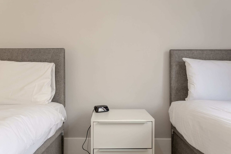 Bedroom 2, Modern 2 Bedroom Apartment in Morden, London
