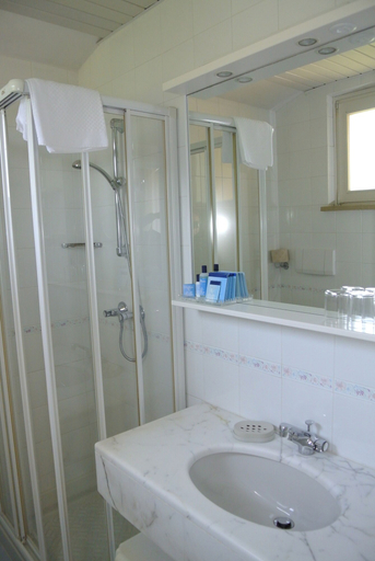 Bathroom 4, Hotel Garden, Verona