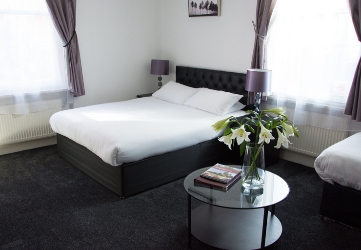 Bedroom 2, Castle Park Hotel, Leicester