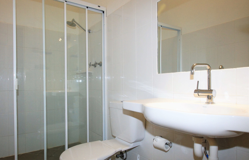 Bathroom 5, Seaton Arms Motor Inn, Albury