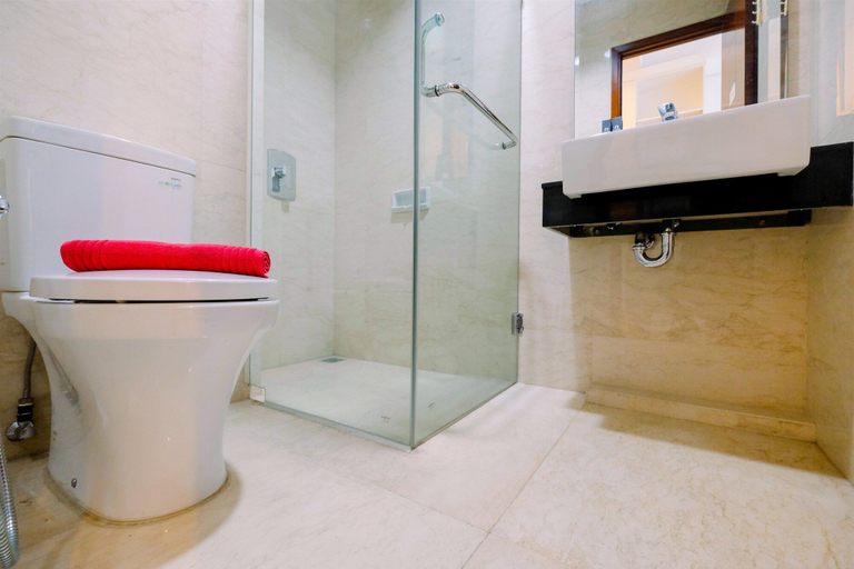 Bathroom 5, Best Emerald Studio Room Apartment at Capitol Park Residence By Travelio, Jakarta Pusat