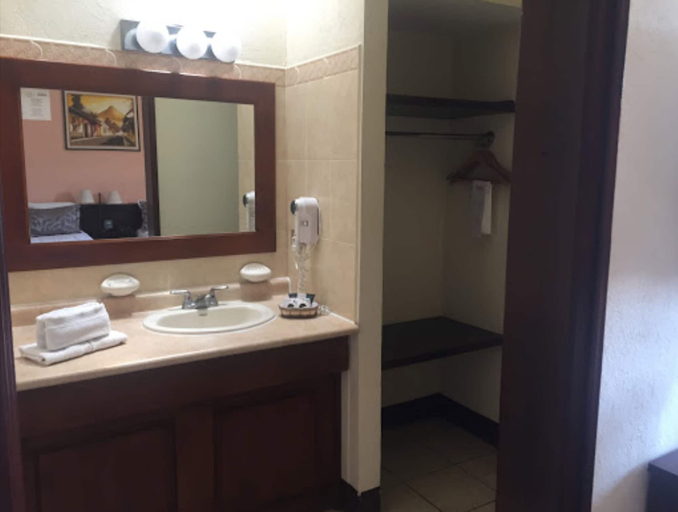 Bathroom 3, Hotel Pensión Bonifaz, Quetzaltenango