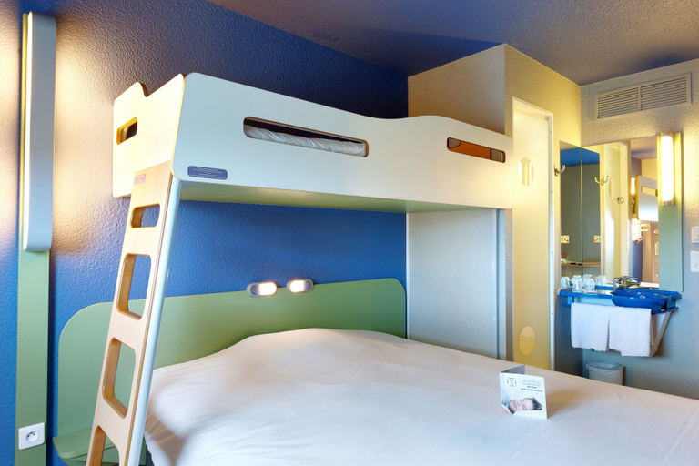 Bedroom 4, Ibis Budget La Roche sur Yon, Vendée