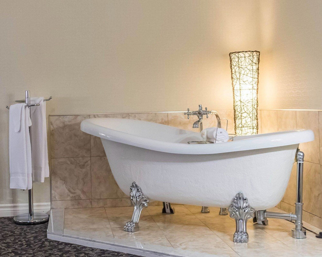 Bathroom 4, Quality Inn Mont-Laurier, Antoine-Labelle