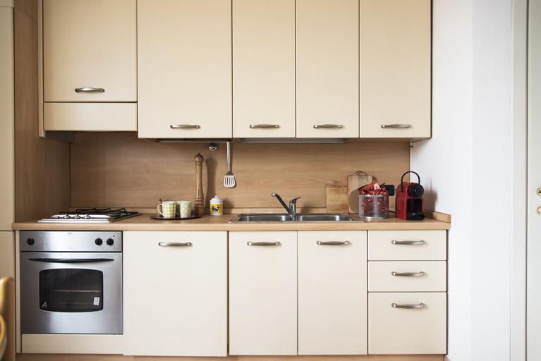 Private kitchen 4, Typical Apartment on River Naviglio / Darsena, Milano