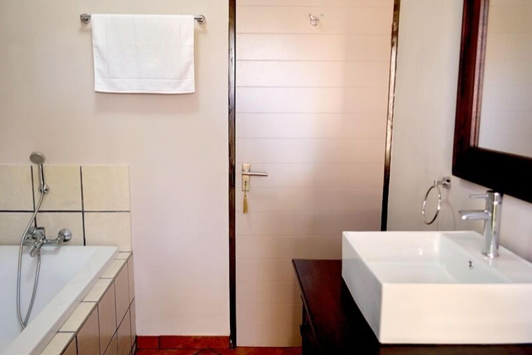 Bathroom 4, Barnstormers Rest, Ehlanzeni