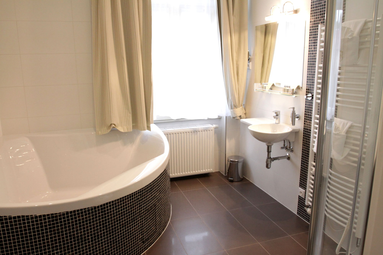 Bathroom 5, Zámeček Petrovice, Karviná