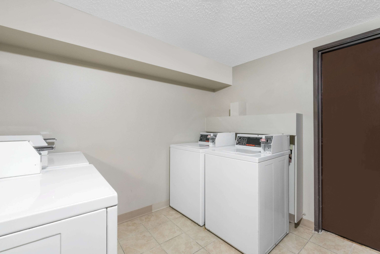 Others 5, Super 8 by Wyndham Pierre SD, Hughes
