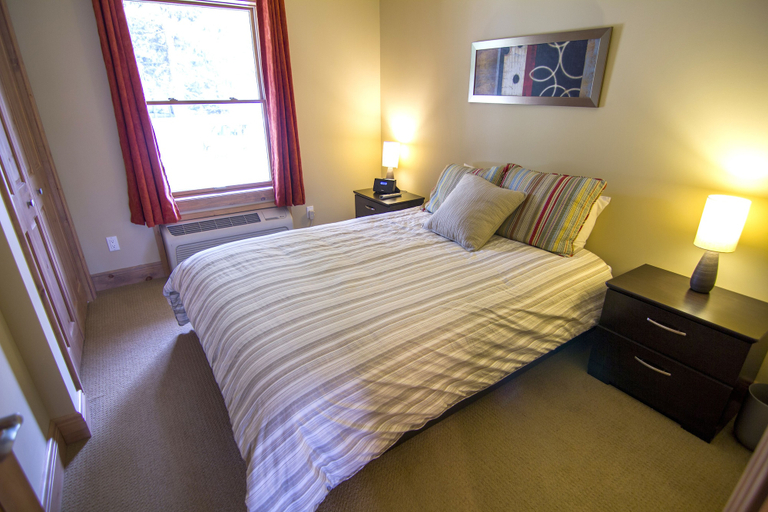 Bedroom 2, Suites de la Gare by Location ADP Tremblant, Les Laurentides