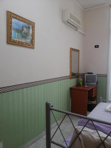Bedroom 3, Astra, Napoli