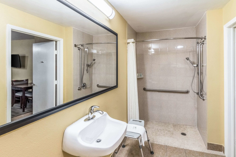 Bathroom 4, Quality Inn Corsicana, Navarro