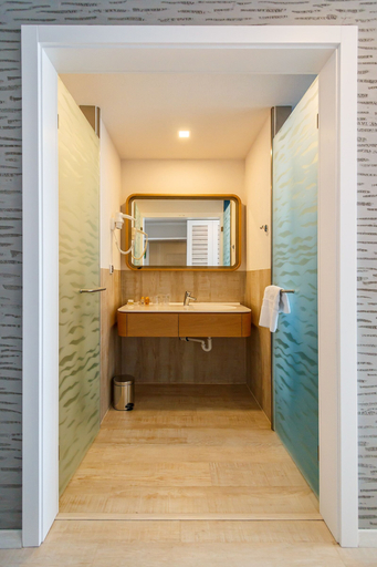 Bathroom, Carine Hotel Park