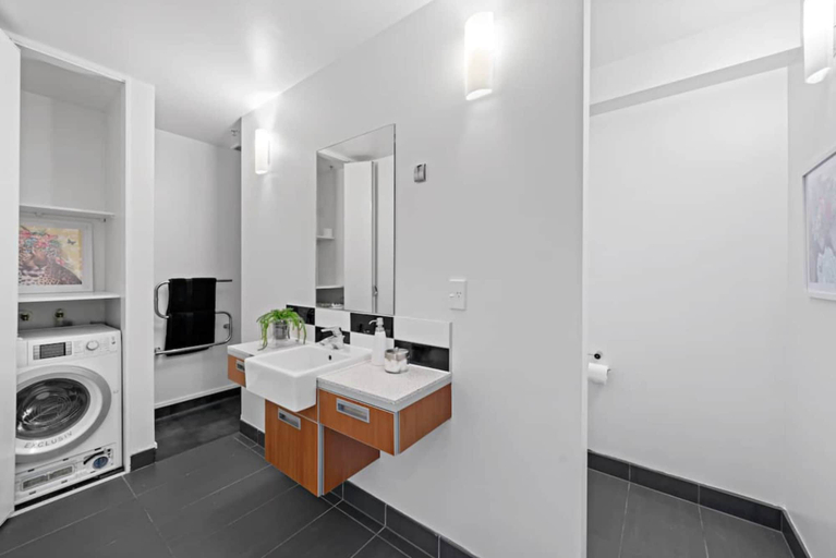 Bathroom, Chic & Spacious CBD Loft - 2 Beds & City, Waitakere