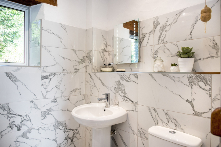 Bathroom, Coombe Farm, Cornwall