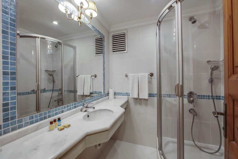 Bathroom 5, Hotel Sari Konak, Fatih
