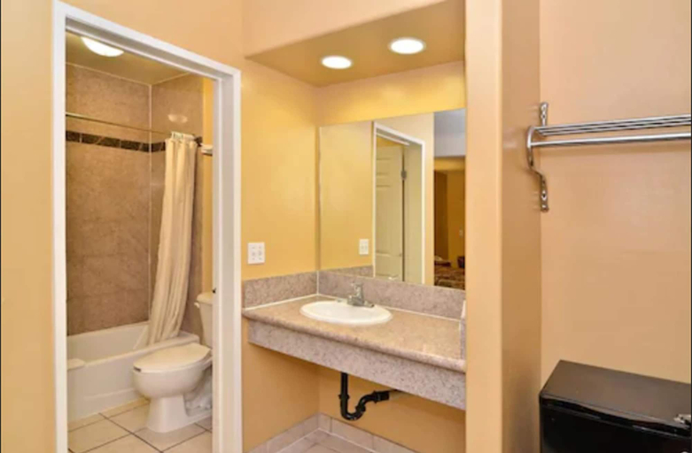 Bathroom 5, The Emerald Inn on Sunset, Los Angeles