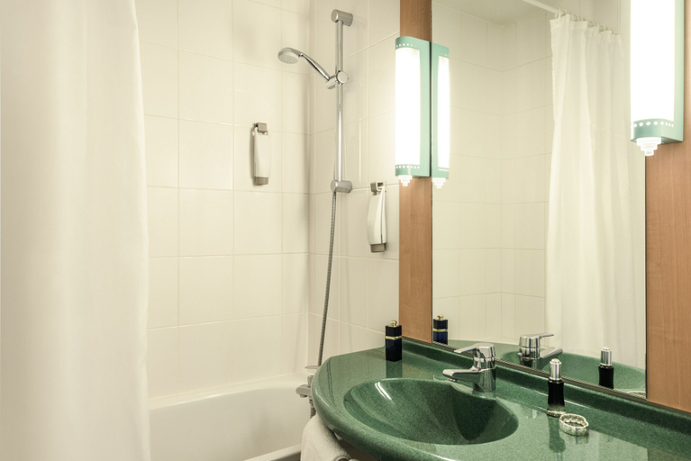 Bathroom 4, ibis Egletons, Corrèze
