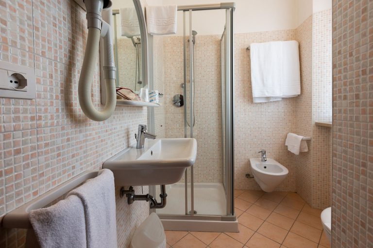 Bathroom 5, Hotel Belvedere, Fermo