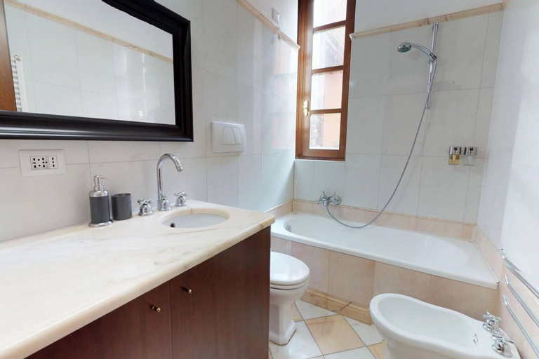 Bathroom 2, Fashion District Apartment, Milano