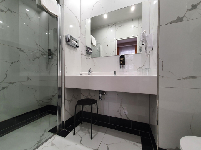 Bathroom 4, Royal Plaza, Praha 1