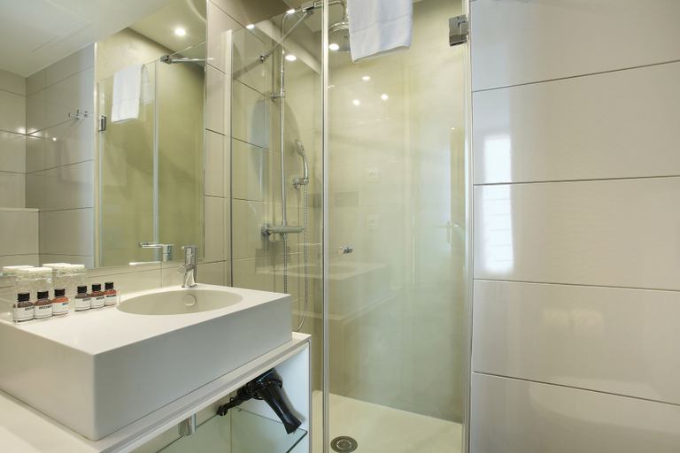 Bathroom 5, Le Basile Hôtel, Paris