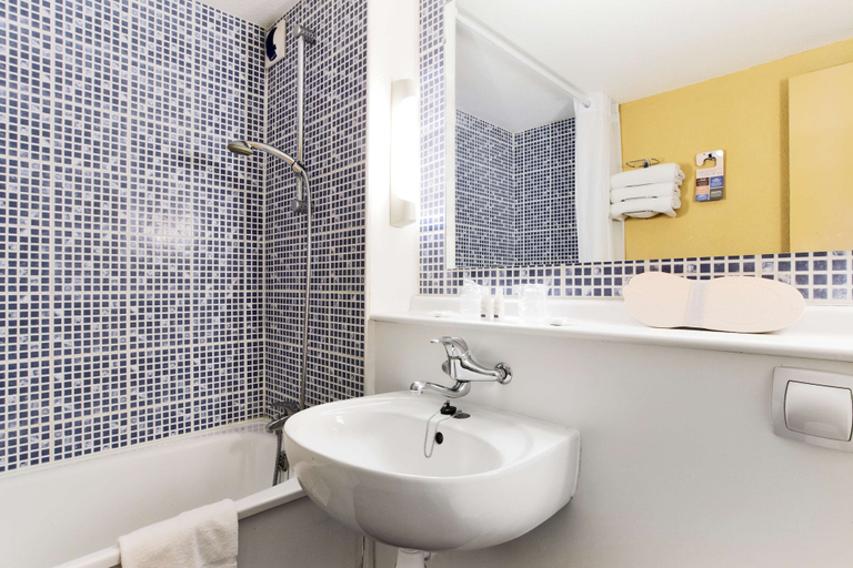 Bathroom 3, Hotel Kyriad Mulhouse Est - Lutterbach, Haut-Rhin