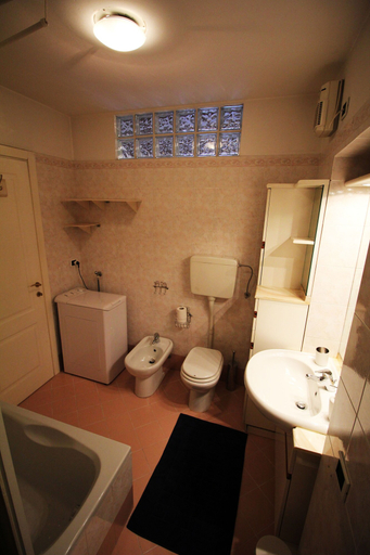 Bathroom 5, Pontida 4, Milano