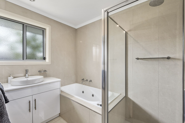 Bathroom 4, Megan Court Apartments, Mount Gambier