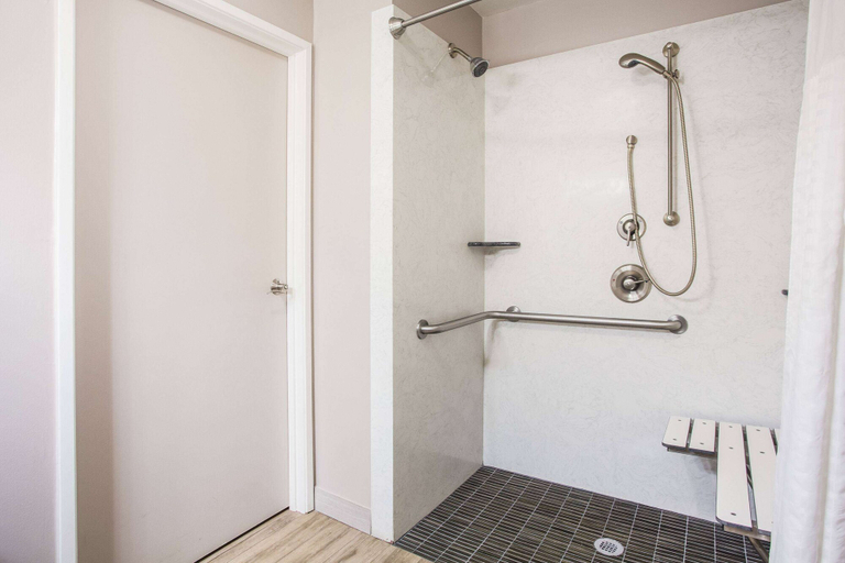 Bathroom 5, Super 8 by Wyndham Vacaville, Solano