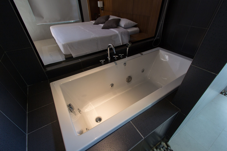 Bathroom 5, Sunshine Paradise Resort, Thap Sakae