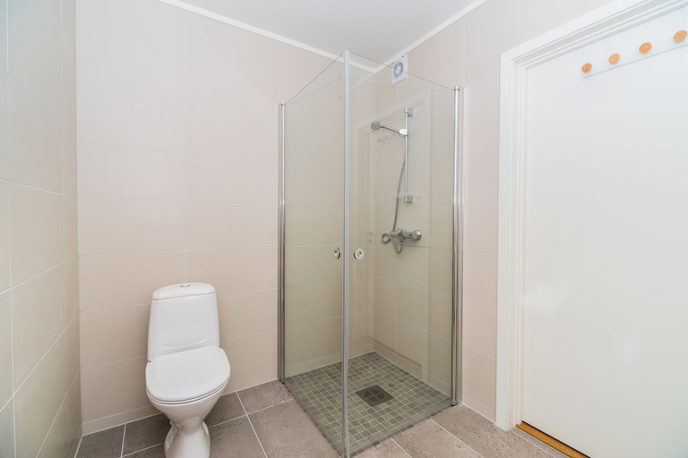 Bathroom 3, Hemmingodden Lodge, Vestvågøy